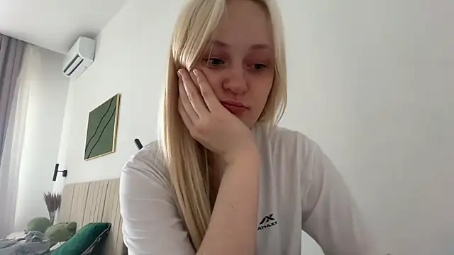 Snapshot of HeyMonkey_ chatting on 05-15-26, 01:40 HeyMonkey online show from 05-15-26, 01:40