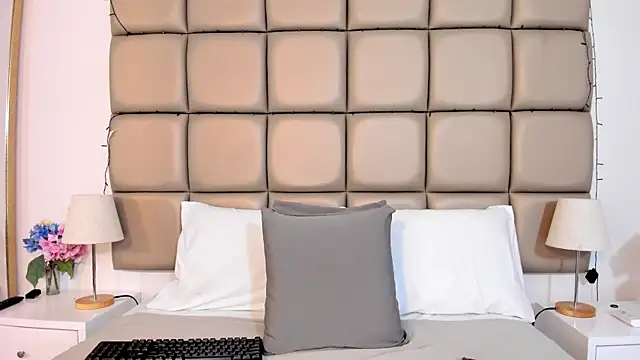 MiaMillers1 online show from 12-22-25, 11:18