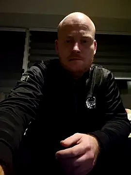 svenni2525 online show from 10-28-25, 02:15