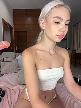 Snapshot of Kiss_Avrora_ chatting on 09-17-25, 03:14 Kiss Avrora online show from 09-17-25, 03:14