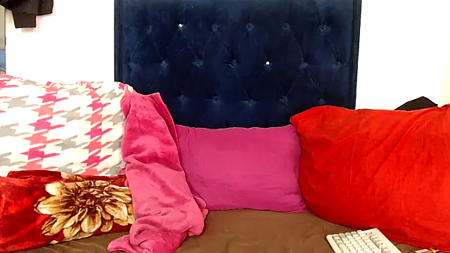 BUNNYCHOWX28 online show from 03-12-26, 12:11