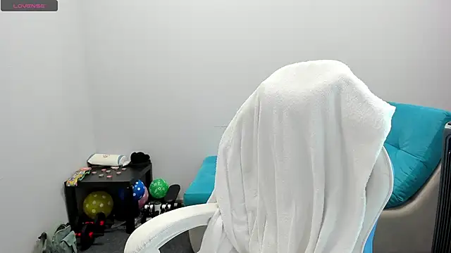 juliamurr 18 online show from 10-29-25, 12:57