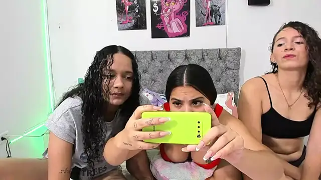 Snapshot of nay_and_aleja1 chatting on 04-22-26, 12:35 nay and aleja1 online show from 04-22-26, 12:35