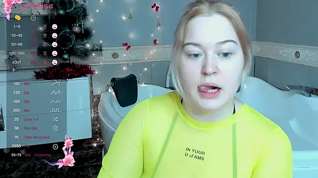 Snapshot of HelenHartt chatting on 12-23-25, 01:25 HelenHartt online show from 12-23-25, 01:25