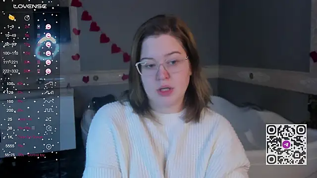 Snapshot of HelenHartt chatting on 03-03-26, 08:42 HelenHartt online show from 03-03-26, 08:42