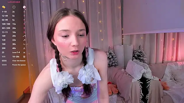 Snapshot of MilliMouse chatting on 12-18-25, 11:33 MilliMouse online show from 12-18-25, 11:33