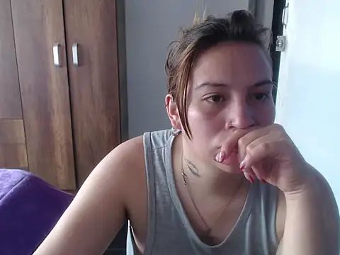 Snapshot of cloequeen15 chatting on 10-24-25, 03:41 cloequeen15 online show from 10-24-25, 03:41