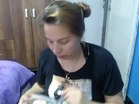 Snapshot of cloequeen15 chatting on 10-27-25, 08:02 cloequeen15 online show from 10-27-25, 08:02