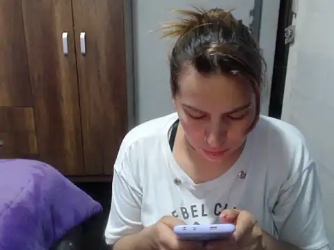 Snapshot of cloequeen15 chatting on 11-11-25, 05:46 cloequeen15 online show from 11-11-25, 05:46