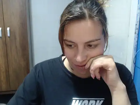 Snapshot of cloequeen15 chatting on 11-12-25, 06:41 cloequeen15 online show from 11-12-25, 06:41