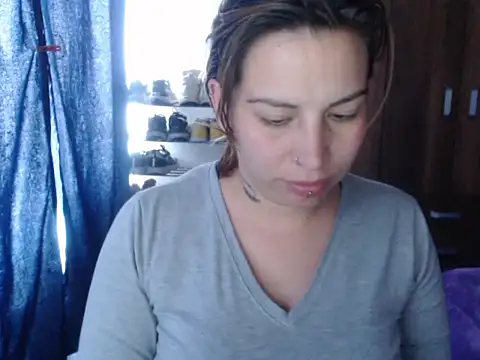 Snapshot of cloequeen15 chatting on 11-26-25, 08:21 cloequeen15 online show from 11-26-25, 08:21