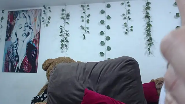 Snapshot of Samanta_milf84 chatting on 01-15-26, 05:56 Samanta milf84 online show from 01-15-26, 05:56