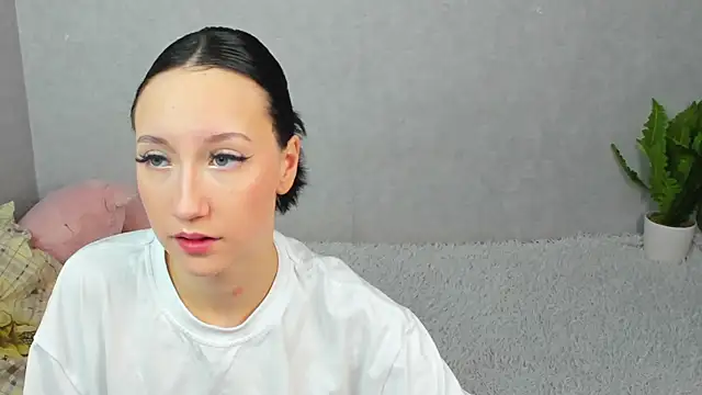 EileenMoores online show from 12-15-25, 05:39