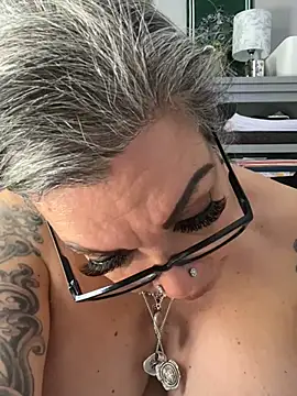 dieseldame1313 online show from 04-05-26, 10:07