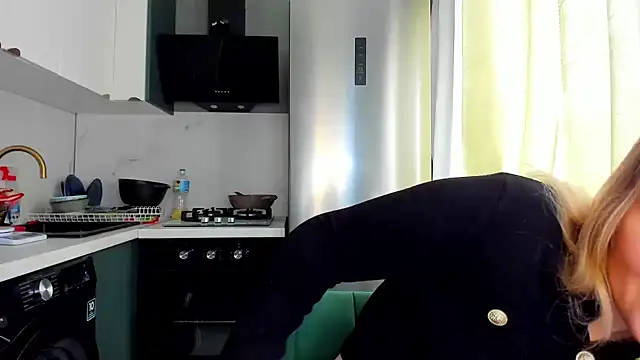 Snapshot of SunshineEmma chatting on 10-06-25, 12:57 SunshineEmma online show from 10-06-25, 12:57