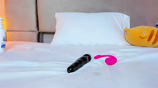 isabel sofiaa online show from 02-15-26, 07:51