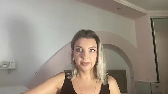 Snapshot of Beautysoul_ chatting on 09-19-25, 01:45 Beautysoul  online show from 09-19-25, 01:45