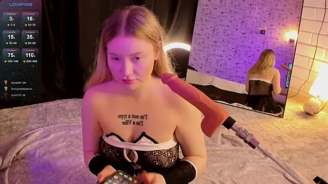 Lillie Berry online show from 12-04-25, 04:33