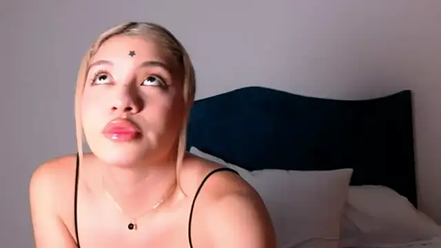 Snapshot of angelinhaaa chatting on 10-22-25, 03:40 angelinhaaa online show from 10-22-25, 03:40