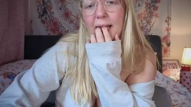 Snapshot of Daisyxoxo_ chatting on 09-16-25, 08:37 Daisyxoxo  online show from 09-16-25, 08:37