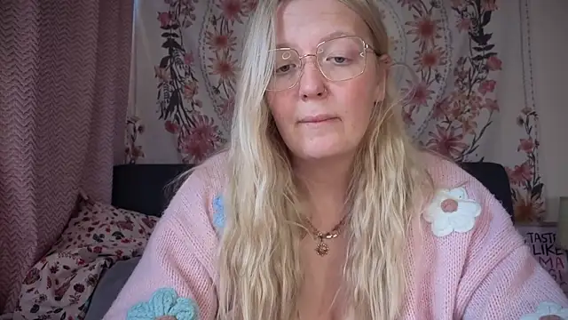 Snapshot of Daisyxoxo_ chatting on 09-26-25, 08:40 Daisyxoxo  online show from 09-26-25, 08:40