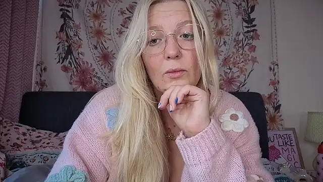 Snapshot of Daisyxoxo_ chatting on 10-16-25, 08:26 Daisyxoxo  online show from 10-16-25, 08:26