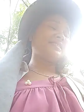 Snapshot of Heulwen-22 chatting on 10-19-25, 02:12 Heulwen-22 online show from 10-19-25, 02:12