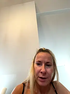 Snapshot of blondi2077 chatting on 10-11-25, 10:47 blondi2077 online show from 10-11-25, 10:47