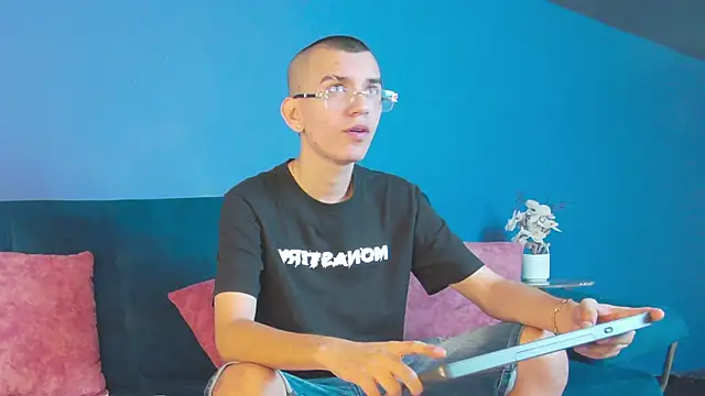 RowanCley online show from 10-04-25, 12:47