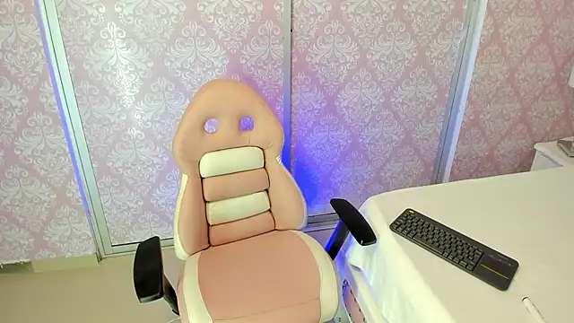 Snapshot of Ailee_naughty chatting on 11-13-25, 03:05 Ailee naughty online show from 11-13-25, 03:05