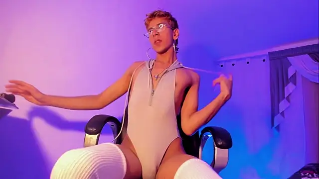 Snapshot of Angelicious_Boy chatting on 11-29-25, 02:47 Angelicious Boy online show from 11-29-25, 02:47