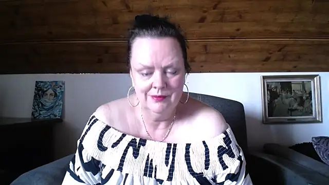 Snapshot of TiffanyMature chatting on 06-09-26, 05:24 TiffanyMature online show from 06-09-26, 05:24