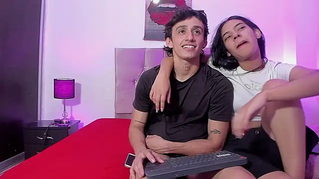 Snapshot of AndretiiAndCamila chatting on 10-04-25, 04:49 AndretiiAndCamila online show from 10-04-25, 04:49