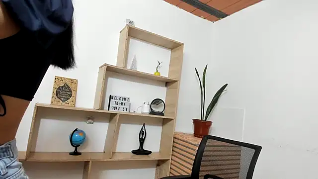 Snapshot of amy_lennox chatting on 05-18-26, 01:17 amy lennox online show from 05-18-26, 01:17