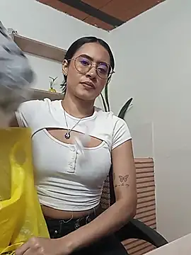 Snapshot of amy_lennox chatting on 05-20-26, 12:55 amy lennox online show from 05-20-26, 12:55