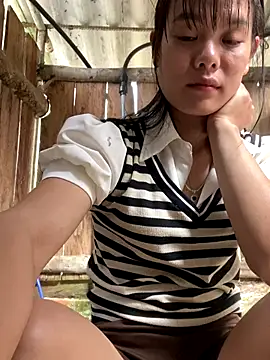 Snapshot of PhanHaa chatting on 12-23-25, 01:25 PhanHaa online show from 12-23-25, 01:25