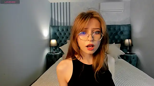 Snapshot of Grace_blush chatting on 09-27-25, 06:40 Grace blush online show from 09-27-25, 06:40