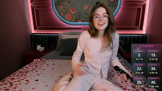 Snapshot of Grace_blush chatting on 10-11-25, 08:13 Grace blush online show from 10-11-25, 08:13