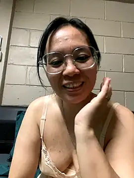 Snapshot of melyiaaa chatting on 11-25-25, 04:18 melyiaaa online show from 11-25-25, 04:18