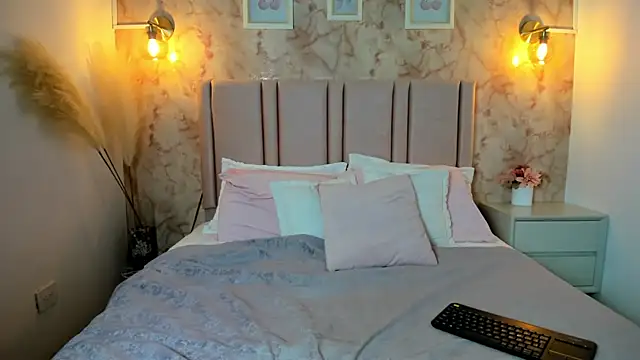 Snapshot of Isa_lux chatting on 10-08-25, 03:37 Isa lux online show from 10-08-25, 03:37