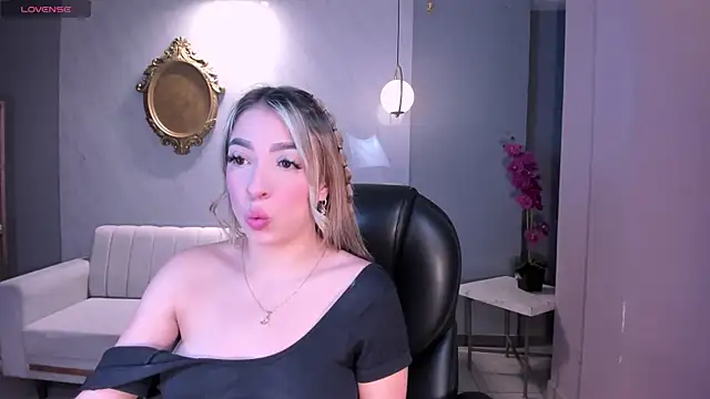 LizzCooper online show from 11-19-25, 04:12