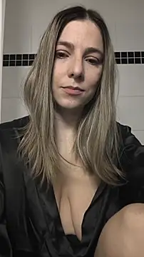 Snapshot of evafolver chatting on 12-19-25, 07:10 evafolver online show from 12-19-25, 07:10