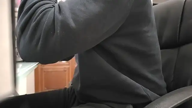 Snapshot of cqhd76 chatting on 12-17-25, 06:52 cqhd76 online show from 12-17-25, 06:52