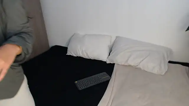   abrill   online show from 10-27-25, 08:35