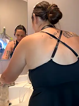 Snapshot of lillylooney chatting on 09-24-25, 05:33 lillylooney online show from 09-24-25, 05:33