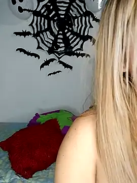 Snapshot of Emily__Hott chatting on 10-08-25, 02:42 Emily  Hott online show from 10-08-25, 02:42