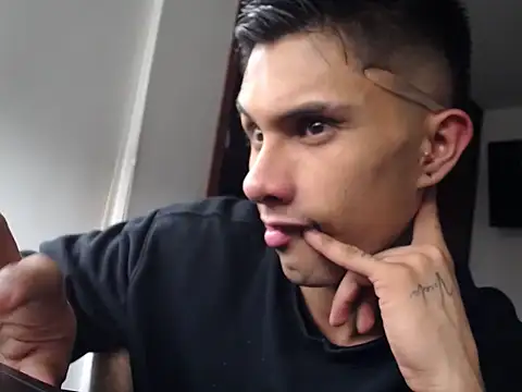 Snapshot of Manuel99boy chatting on 09-27-25, 01:05 Manuel99boy online show from 09-27-25, 01:05