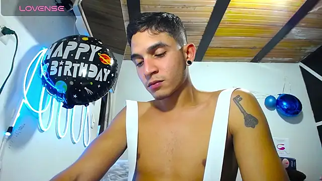 Snapshot of Angel_latinboy chatting on 03-20-25, 11:12 Angel latinboy online show from 03-20-25, 11:12