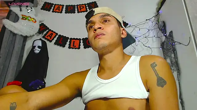 Snapshot of Angel_latinboy chatting on 10-21-25, 07:36 Angel latinboy online show from 10-21-25, 07:36