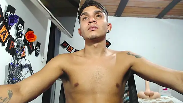 Snapshot of Angel_latinboy chatting on 10-28-25, 11:18 Angel latinboy online show from 10-28-25, 11:18